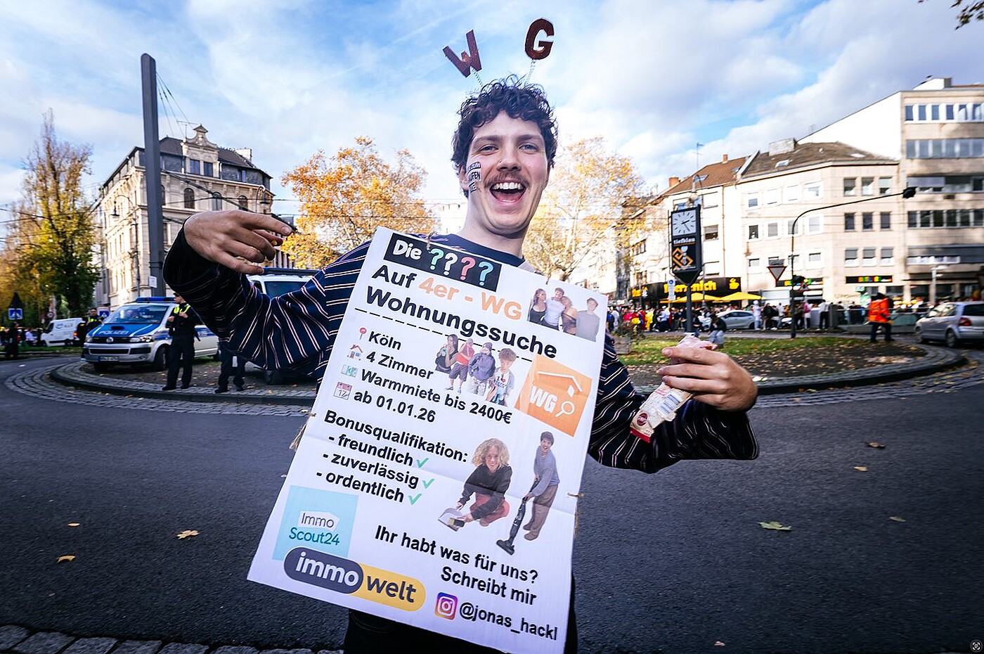 Jeck mit einem Schild zur WG-Suche