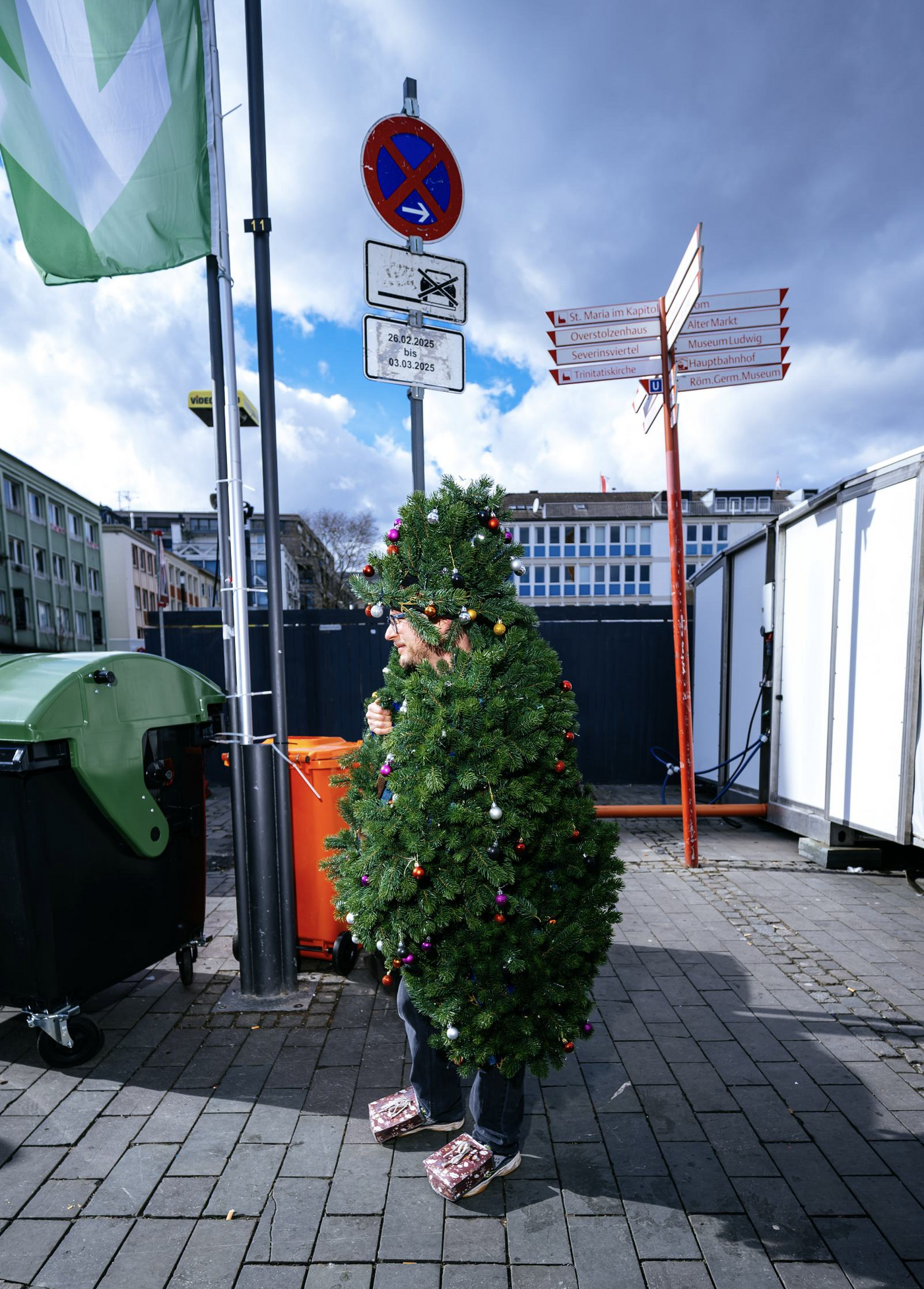Person im Weihnachtsbaum-Kostüm in Köln