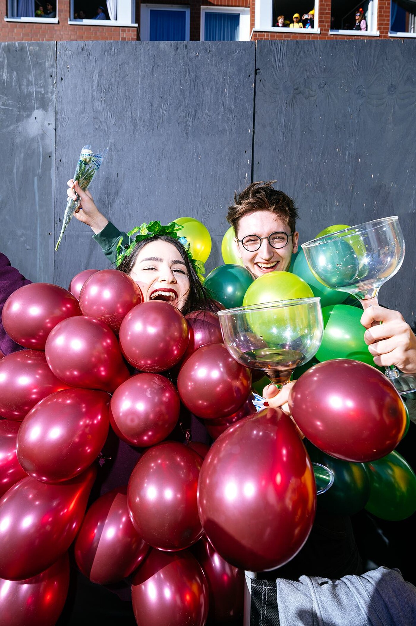 Zwei Jecke zwischen bunten Luftballons